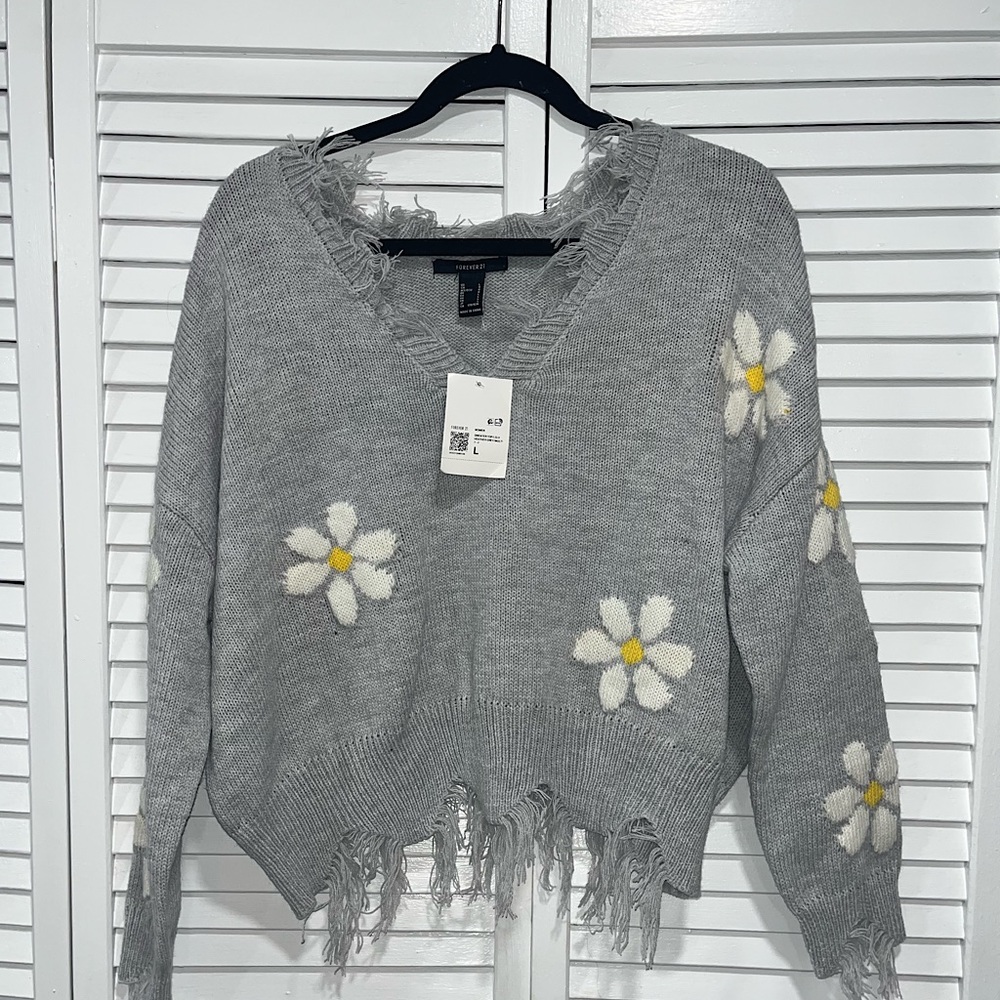 Forever21 Oversized Light Grey Daisy Destroyed Cropped Sweater NWT — Large